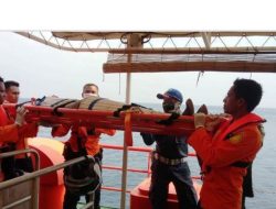 Tim SAR Kupang Selamatkan Satu Orang  Crew Kapal MV. HL Saldanha Bay Di Perairan Laut Timor