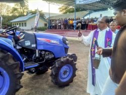 Traktor Bantuan Presiden Diberkati Sebelum Dimanfaatkan.
