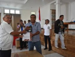 Pemko Kupang Serahkan Sarana Perikanan Untuk Nelayan