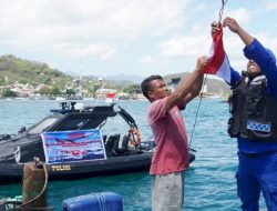 Polairud Polda NTT Bagi Bendera Merah Putih kepada Pelaku Usaha Pariwisata