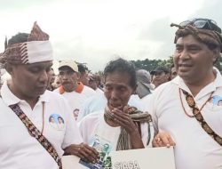 Tangis Haru Katarina Nitbani Saat Rumahnya Dibedah Simon Petrus Kamlasi