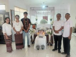 Cagub NTT Simon Petrus Kamlasi Beri Pengormatan Terakhir untuk Raja Kupang   