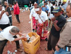 Usai Deklarasi Akbar, Simon Petrus Kamlasi Pungut Sampah Bersama Warga