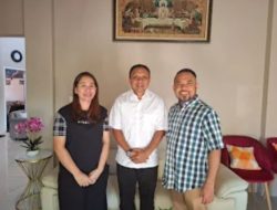 Bertemu Pendeta Mell Atock, Simon Petrus Kamlasi Dititipi Pesan Penting dan Didoakan