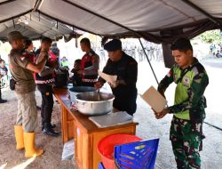 Dukungan Kemanusiaan TNI-Polri Siapkan Ratusan Makanan Siap Saji untuk Warga Desa Bugalima