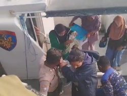 Aksi Heroik Satpolair Polres Ende Bantu Evakuasi Pasien Rujuk Gawat Darurat Di Tengah Laut
