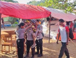 Karo Ops Polda NTT Panggul Lansia di Tengah Evakuasi Korban Erupsi Gunung Lewotobi