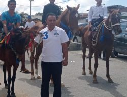 Tiba di Sumba Barat, Cagub NTT Simon Petrus Kamlasi Disambut Pasukan Berkuda