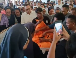 Isak Tangis ‘Pecah’ Sambut Jenazah Suster Nikolin, Korban Letusan Gunung Lewotobi