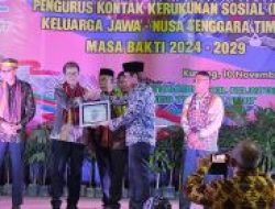 Theo Widodo Terima Penghargaan dari K2S Keluarga Jawa NTT Sebagai Warga Kehormatan