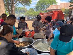 Personel Gabungan Polri dan TNI Masak untuk Pengungsi Erupsi Gunung Lewotobi di Posko Pengungsian Konga