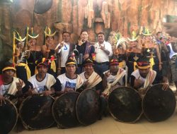Konsolidasi di Sumba Barat, Julie Laiskodat Disambut Tarian Kataga Wanakaka