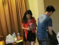 Usai Kepergok Berduaan di Rumah Janda Cantik, Kepala Desa ini Dinikahkan Dihadapan Warga Disaksikan Isteri Sahnya