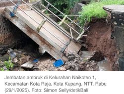 Debit Air Tinggi dan Deras Menyebabkan Jembatan Penghubung Pasar Kasih Naikoten 1 Ambruk