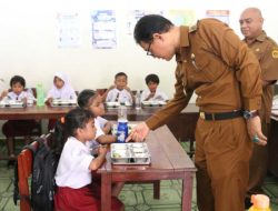 Pj. Gubernur NTT Tinjau Langsung Pelaksanaan Program Makan Bergizi Gratis di SD Inpres Osmok Kota Kupang