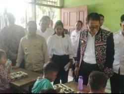 Pj Gubernur NTT Andriko Susanto Pantau Langsung Program Makan Bergizi Gratis di SDK Noelbaki Kabupaten Kupang