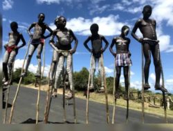 Mengenal Suku Banna Dari Ufuk Timur Afrika, Warga Berjalan di Atas Tongkat Kayu