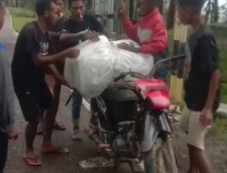 Sedih : Karena Jalan Rusak Warga Amfoang Terpaksa Angkut Peti Jenazah dengan Sepeda Motor