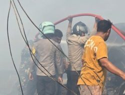 Sinergi Polres Alor, TNI, Damkar, dan Masyarakat Padamkan Api dan Evakuasi Korban Kebakaran Tragis di Bungabali