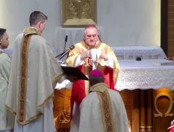 Dubes Vatikan untuk Indonesia Menyerahkan Pallium Kepada Uskup Agung Kupang