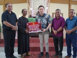 Wali Kota Kupang Serahkan Bantuan Rp 50 Juta Untuk Kapala Stasi Santu. Fransiskus Xaverius Naimata