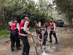 Gerak Cepat Polda NTT Bersihkan Lokasi Terdampak Erupsi Gunung Lewotobi Laki