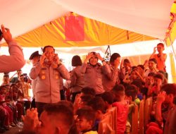 Kapolda NTT Kunjungi Anak-anak Pengungsi Lewotobi, Beri Bingkisan dan Dukungan Trauma Healing