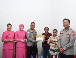 Kapolda dan Wakapolda bersama Ketua serta Wakil Ketua Bhayangkari Daerah NTT Kompak Sambangi Pelukis Jalanan di Kupang