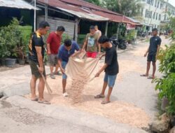 Antisipasi Kecelakaan,  Ketua Asten Kuanino, Daud Anakay Bersama Warga Kerja Bakti Tambal Jalan Rusak