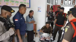 Jaksa Sita 1. 297 Dokumen Saat Geledah Kantor BKPSDMD Flores Timur