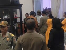 Demo Anarkis Seroja , Pintu Ruang Bupati Kupang Didobrak Paksa Massa  
