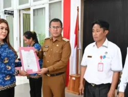 Bupati Kupang Yosef Lede Serahkan Langsung SK Kenaikan Pangkat 120 PNS