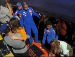 Ditpolairud Polda NTT Evakuasi Korban Tenggelamnya Kapal Wisata Putri Sakinah di Selat Padar