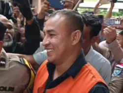 Anggota DPRD Mokris Lay Hanya Menyebut Dua Kata : Siap Hadapi Saat Menuju Mobil Tahanan