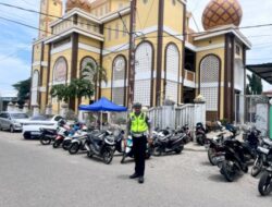 Pastikan Lalu Lintas Kondusif Personil Polres Sikka Kawal Salat Jumad di Masjid Al-Muhajirin Perumnas Maumere 