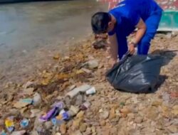 Tindak Lanjut Arahan Presiden RI, Ditpolairud Polda NTT Gelar Aksi Bersih Pantai di Pulau Monyet Labuan Bajo
