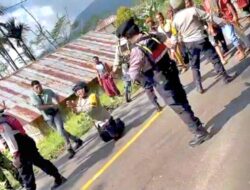 Polisi Ini Berlutut Diantara Dua Kelompok Massa Yang Bentrok Demi Mencegah Pertumpahan Darah