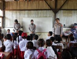 Peduli Pendidikan di Pelosok, Kapolres TTS Salurkan Bantuan Untuk SD Negeri Oeyek