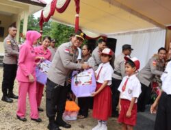 Humanis! Kapolda NTT Berbagi Tali Asih Saat Resmikan Pospol Umbu Ratu Nggay Barat
