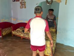 Pasca Banjir di Desa Bolok, Ditpolairud dan Warga Bersatu Bersihkan Rumah Terdampak