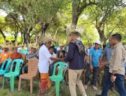 Usman Husin Dialog Dengan Petani di Pinggir Bendungan Lekobatu Saat Reses di Rote Ndao