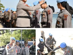 Kabidpropam Polda NTT Pimpin Penyematan Baret Biru dan Aksi Bersih Pantai Pasir Panjang