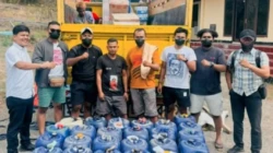 Ditpolairud Polda NTT Gagalkan Dugaan Penyelundupan Minyak Tanah ke Rote Ndao KUPANG, fokusnusatenggara.com  —  Direktorat Kepolisian Perairan dan Udara (Ditpolairud) Polda Nusa Tenggara Timur kembali menunjukkan komitmennya dalam mengawasi distribusi bahan bakar minyak (BBM) bersubsidi di wilayah NTT. Kali ini, personel Subdit Intelair berhasil menggagalkan dugaan pengiriman ilegal BBM jenis minyak tanah sebanyak 750 liter yang hendak dibawa ke Kabupaten Rote Ndao melalui Pelabuhan Bolok, Senin (15/6/2026). Dalam operasi tersebut, petugas mengamankan satu unit truk ekspedisi bermuatan 25 jerigen minyak tanah berkapasitas masing-masing 30 liter atau total 750 liter, beserta sopir dan sejumlah barang bukti lainnya untuk menjalani pemeriksaan lebih lanjut di Mako Ditpolairud Polda NTT. Direktur Polairud Polda NTT, Kombes Pol. Irwan Deffi Nasution, mengatakan pengungkapan tersebut berawal dari informasi masyarakat terkait dugaan aktivitas pengangkutan minyak tanah dari Kota Kupang menuju Kabupaten Rote Ndao yang diduga dilakukan secara tidak sesuai ketentuan. “Setelah menerima informasi, personel Intelair langsung melakukan penyelidikan dan pengawasan di lapangan. Dari hasil pemantauan, petugas berhasil mengidentifikasi kendaraan yang diduga mengangkut minyak tanah dalam jumlah besar untuk dibawa ke Kabupaten Rote Ndao,” ujar Kombes Pol. Irwan Deffi Nasution. Menurutnya, proses pengungkapan dilakukan secara profesional melalui serangkaian kegiatan intelijen, mulai dari surveilans hingga penyamaran guna memastikan kebenaran informasi yang diterima. Hasil pemeriksaan awal menunjukkan kendaraan tersebut membawa 25 jerigen berisi minyak tanah yang rencananya akan dipasarkan di Kabupaten Rote Ndao dengan harga yang lebih tinggi untuk memperoleh keuntungan. “Dari keterangan yang diperoleh, minyak tanah tersebut diduga akan dijual kembali di Rote Ndao. Kami masih terus melakukan pendalaman untuk mengetahui asal barang, pihak yang terlibat, serta jaringan distribusinya,” jelasnya. Petugas kemudian mengamankan seorang sopir berinisial YB bersama kendaraan dan seluruh muatan untuk dilakukan pemeriksaan oleh penyidik Subdit Gakkum Ditpolairud Polda NTT. Selain mengamankan 750 liter minyak tanah, petugas juga menyita satu unit truk Colt Diesel, satu unit telepon genggam, tiket kapal penyeberangan Kupang–Rote, serta dokumen kendaraan yang digunakan dalam pengangkutan tersebut. Berdasarkan hasil pemeriksaan sementara, aktivitas pengiriman minyak tanah tersebut diduga bukan pertama kali dilakukan. Penyidik memperoleh informasi bahwa pengangkutan serupa telah berlangsung beberapa kali dengan jumlah yang bervariasi. “Kami akan mendalami seluruh fakta yang ditemukan di lapangan, termasuk kemungkinan adanya aktivitas distribusi yang dilakukan secara berulang. Semua pihak yang terlibat akan diperiksa sesuai ketentuan hukum yang berlaku,” tegas Dirpolairud. Kombes Pol. Irwan Deffi Nasution menegaskan bahwa Ditpolairud Polda NTT akan terus meningkatkan pengawasan terhadap distribusi BBM bersubsidi, khususnya di jalur laut dan wilayah kepulauan yang rentan dimanfaatkan untuk kegiatan penyelundupan maupun penyalahgunaan distribusi energi. Menurutnya, pengawasan tersebut merupakan bagian dari upaya Polri dalam menjaga ketersediaan BBM bagi masyarakat yang berhak menerima serta mencegah terjadinya kelangkaan akibat praktik-praktik ilegal. “BBM bersubsidi merupakan kebutuhan masyarakat yang harus dijaga distribusinya agar tepat sasaran. Karena itu, kami tidak akan memberikan ruang bagi pihak-pihak yang mencoba mengambil keuntungan dengan cara melanggar hukum,” ujarnya. Dirpolairud juga mengajak masyarakat untuk berperan aktif memberikan informasi apabila menemukan aktivitas mencurigakan terkait distribusi BBM maupun tindak pidana lainnya di wilayah perairan dan pelabuhan. “Kerja sama masyarakat sangat penting dalam mendukung tugas kepolisian. Setiap informasi yang diberikan akan kami tindak lanjuti demi menjaga keamanan serta kelancaran distribusi kebutuhan masyarakat di Nusa Tenggara Timur,” pungkasnya. Saat ini, terduga pelaku beserta seluruh barang bukti masih diamankan di Mako Ditpolairud Polda NTT untuk menjalani proses penyelidikan dan pemeriksaan lebih lanjut.