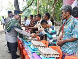Kapolda NTT Salurkan Bantuan Sosial kepada Warga Desa Benu Usai Resmikan Jembatan Merah Putih