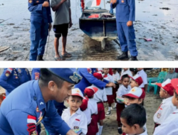 Tak Sekadar Patroli, Ditpolairud Polda NTT Peduli Warga Pesisir Flotim, Bagi Bendera hingga Alat Tulis