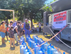 Polairud Polda NTT Distribusikan Air Minum Bersih untuk Warga Terdampak Bencana di Kampung Watubaur
