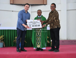 Efisiensi Jadi Berkah, Pemkot Kupang Salurkan Rp100 Juta untuk Gereja Katolik YMY  Liliba
