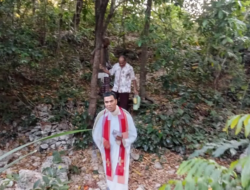 Bukan Menunggu di Gereja, Romo Kim Menembus Jalan Setapak Demi Menjumpai Umat dari Rumah ke Rumah