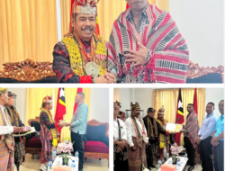 Kain Adat Menyelimuti Konsul Timor-Leste, Pemangku 122 Suku Buka Pesan Besar dari Timor Barat